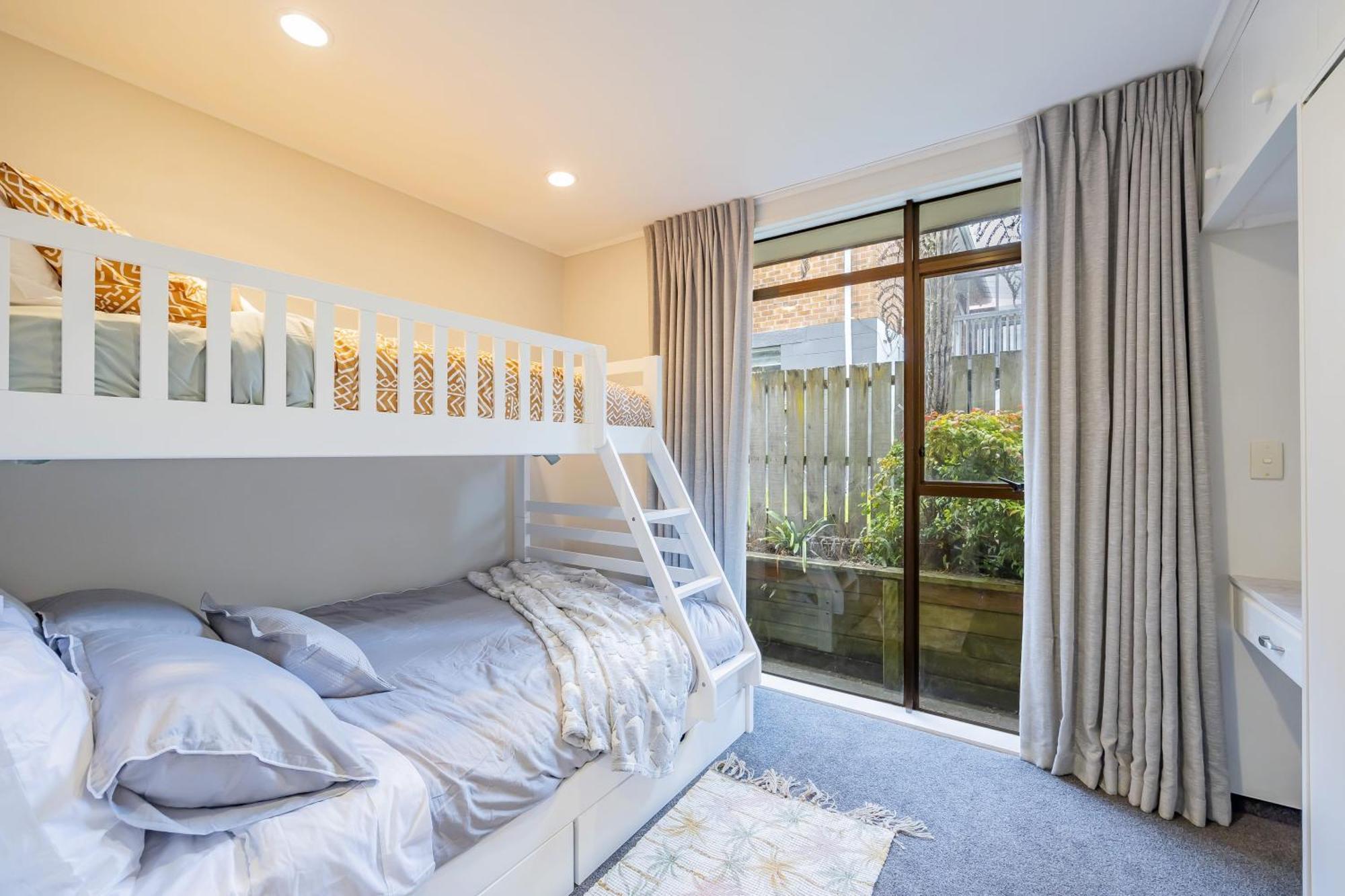 Entire House With Pool, Spa オークランド エクステリア 写真