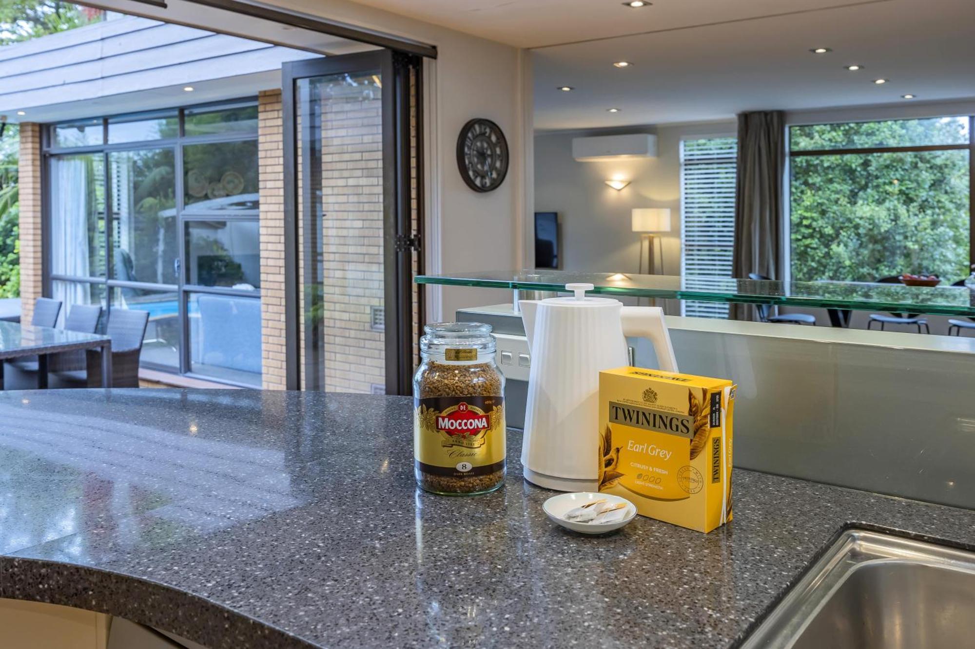 Entire House With Pool, Spa オークランド エクステリア 写真